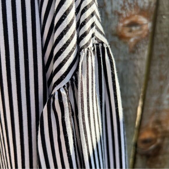 Everly blouse long sleeve striped. Collared. Size is medium - Picture 4 of 9